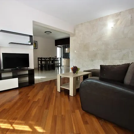 Lusso By Cmm Apartment