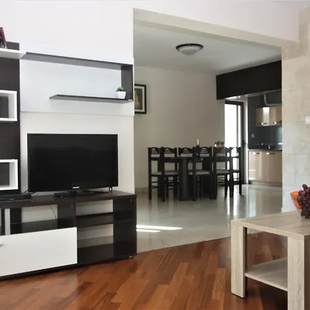 Lusso By Cmm Apartment